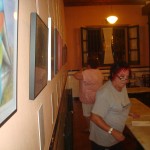 Marite Evaristo ens ajuda amb l'expo.