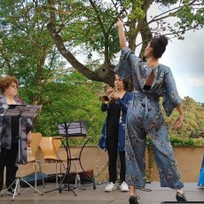 T’obro la meva veu sota dels núvols